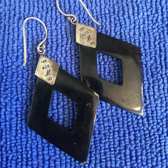 Bali Designs Robert Manse Mother-of-Pearl Earring - Picture 3 of 8